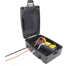 Offene Stromverteilerbox mit Kabeln und Stecker