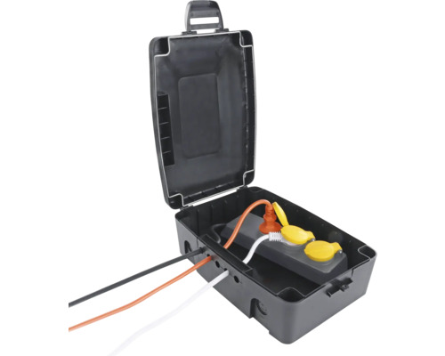 Offene Stromverteilerbox mit Kabeln und Stecker
