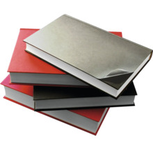 Stapel aus drei gebundenen Büchern