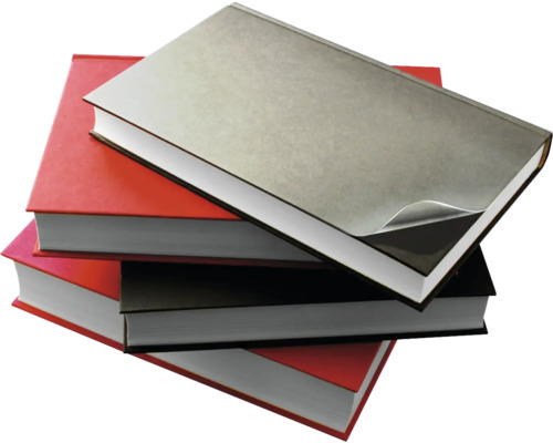 Stapel aus drei gebundenen Büchern