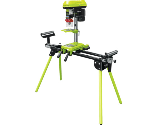 Standbohrmaschine auf einem Maschinentisch