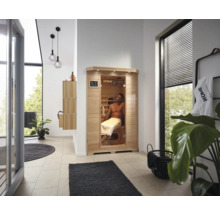 Heller Raum mit Infrarotkabine, Waschbeckenunterschrank und Dekorationen.