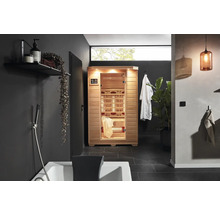 Modernes Badezimmer mit Infrarotsauna, Badewanne und dunkler Einrichtung für ein entspannendes Ambiente