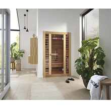 Innenaufnahme eines Badezimmers mit Infrarotsauna, Pflanzen und Bademöbeln in hellem und organisiertem Design.