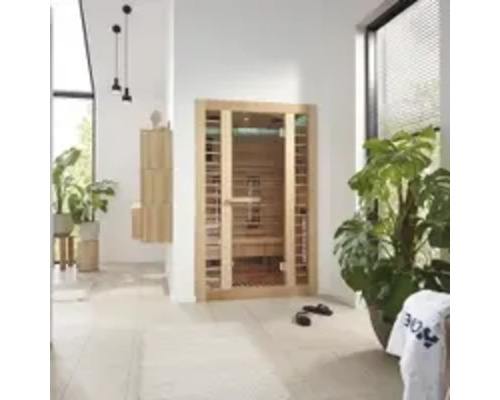 Infrarotsauna aus Holz in hellem Raum mit Pflanzen