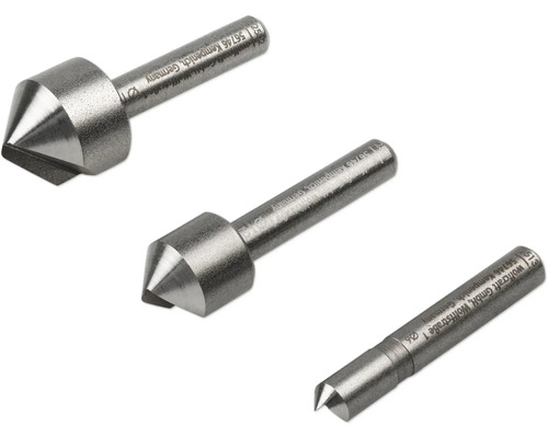 Drei Körner aus Metall im Detail
