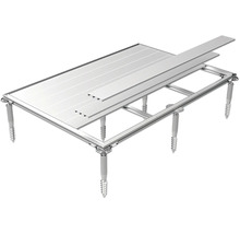 Ausgezogener Gartentisch mit verstellbaren Füßen