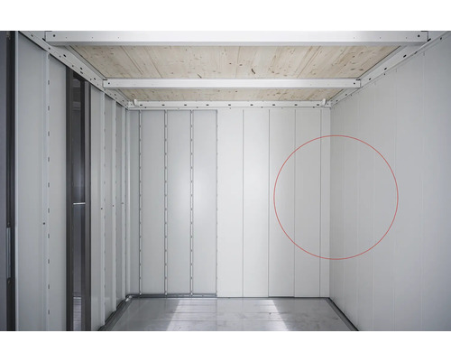 Innenansicht eines Raumes mit weißen Wandpaneelen und Holzdecke