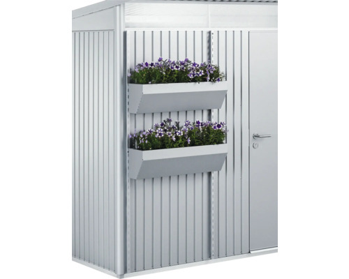 Geräteschuppen mit zwei bepflanzten Blumenkästen