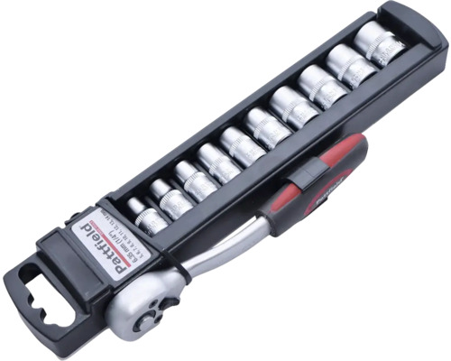 Steckschlüsselsatz mit Ratsche und verschiedenen Aufsätzen in einer schwarzen Halterung