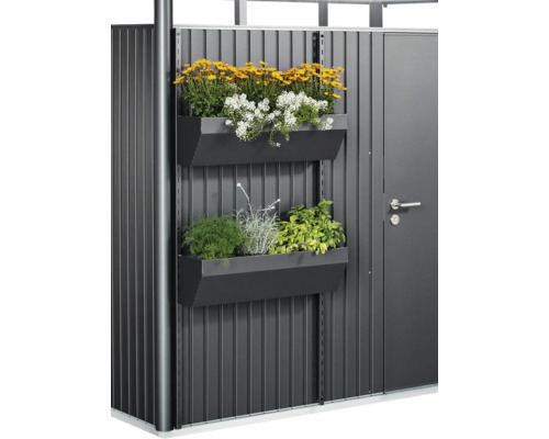 Gartenschrank mit Blumenkästen und Bepflanzung