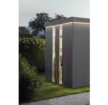 Modernes Gartenhaus mit großem Fenster und Außenbeleuchtung