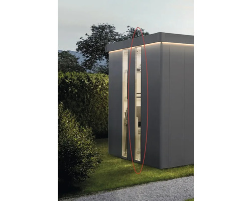 Modernes Gartenhaus mit Glasschiebetüren und Außenbeleuchtung
