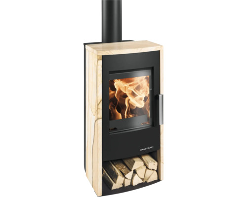 Kaminofen mit Holzfach und brennendem Feuer