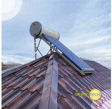 Solaranlage auf einem Hausdach zur Warmwasserbereitung.