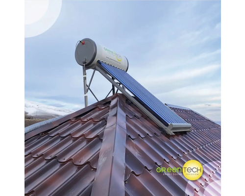 Solaranlage auf einem Hausdach zur Warmwasserbereitung.