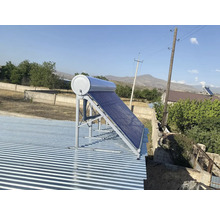 Solaranlage zur Warmwasserbereitung auf einem Dach.