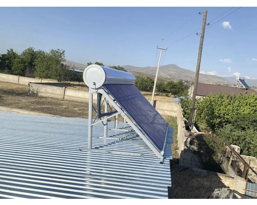 Solaranlage zur Warmwasserbereitung auf einem Dach.