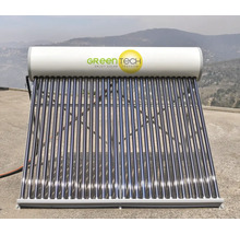 Solaranlage mit Vakuumröhrenkollektoren auf einem Dach