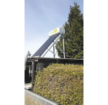 Solaranlage zur Warmwasserbereitung auf einem Dach mit Green Tech Logo.