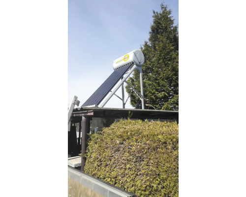 Solaranlage zur Warmwasserbereitung auf einem Dach mit Green Tech Logo.