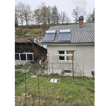 Haus mit Solarkollektoren auf dem Dach zur Warmwasserbereitung