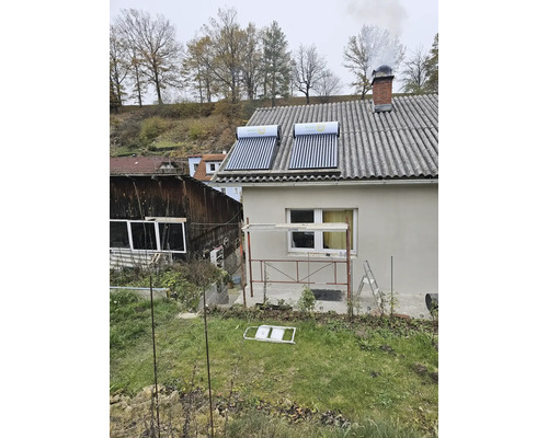 Haus mit Solarkollektoren auf dem Dach zur Warmwasserbereitung