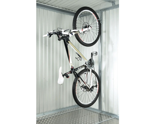 Fahrrad an einer Fahrradaufhängung in einer Garage
