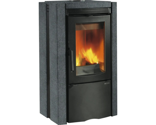 Kaminofen mit Steinverkleidung und brennendem Feuer