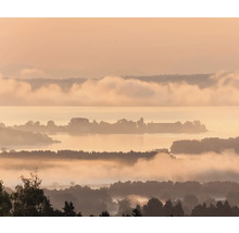 Landschaft mit See, Inseln und Morgennebel