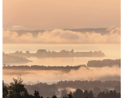 Landschaft mit See, Inseln und Morgennebel