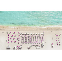 Luftaufnahme eines Strandes mit Liegestühlen und Sonnenschirmen