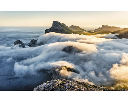 Landschaft mit Bergen, Meer und Wolken