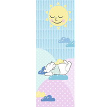 Illustration eines schlafenden Bären auf Wolken unter einer lächelnden Sonne