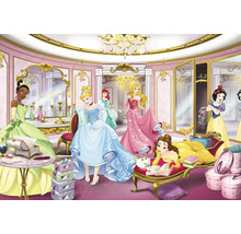 Szene mit verschiedenen Disney Prinzessinnen in einem Zimmer