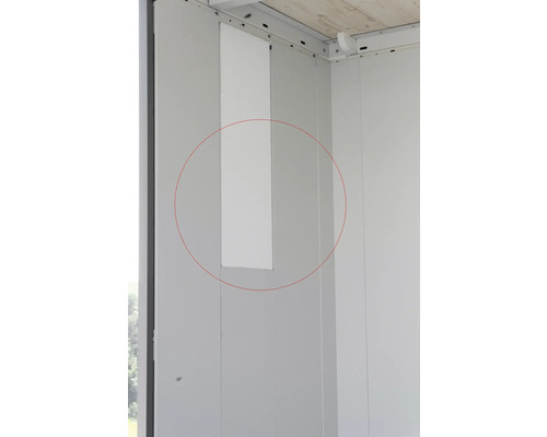 Detailaufnahme eines weißen Wandpaneels mit rechteckigem Ausschnitt