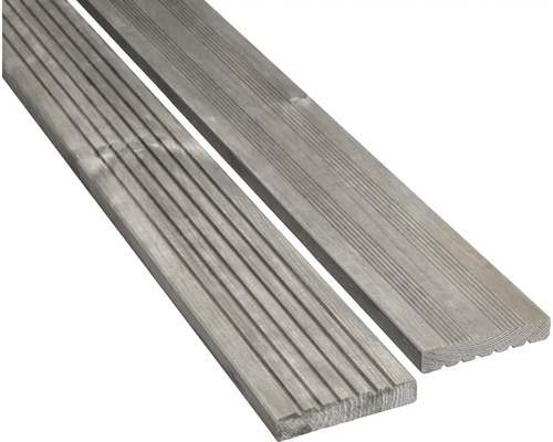 Zwei geriffelte Terrassendielen aus Holz