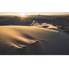 Sanddünen mit wellenförmigen Mustern unter strahlendem Sonnenlicht