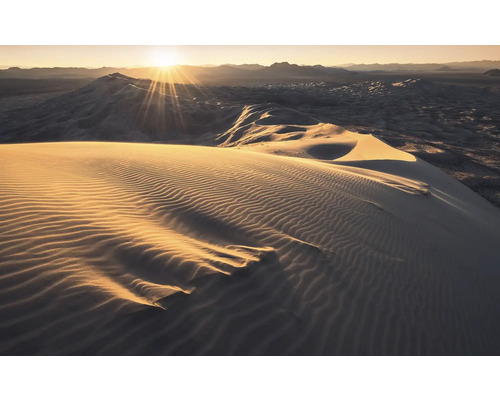 Sanddünen mit wellenförmigen Mustern unter strahlendem Sonnenlicht