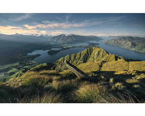 Bergblick mit See und schneebedeckten Gipfeln