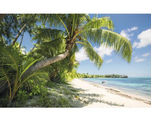 Tropischer Strand mit Palmen und blauem Meer
