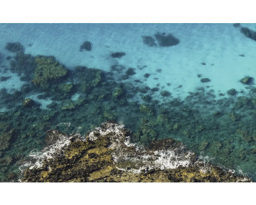 Luftaufnahme von Felsen im Meer