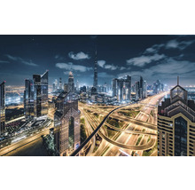 Nachtansicht der Skyline von Dubai mit beleuchteten Straßen