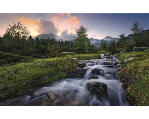 Fließendes Gewässer in einer bewaldeten Berglandschaft