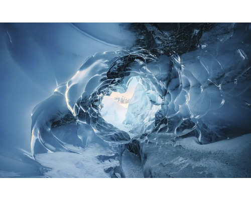 Eishöhle mit Blick auf schneebedeckte Berge