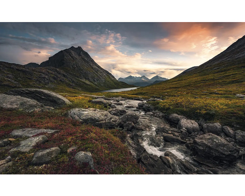Berglandschaft mit Felsen und Bach