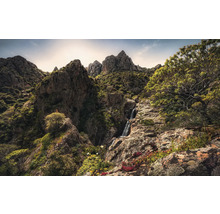 Berglandschaft mit Felsen und Wasserfall