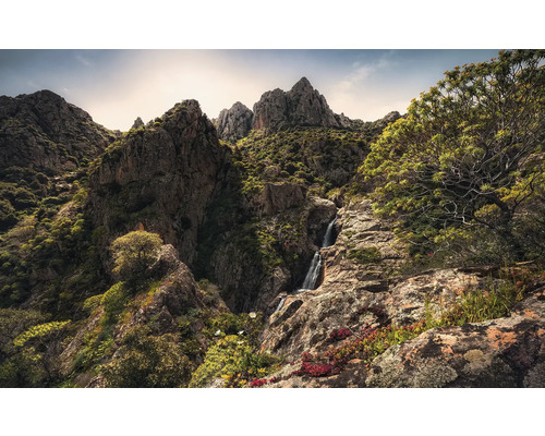 Berglandschaft mit Felsen und Wasserfall
