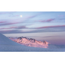 Schneebedeckte Berglandschaft unter einem Mond