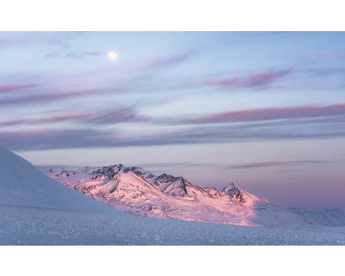 Schneebedeckte Berglandschaft unter einem Mond